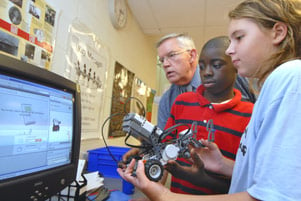 Estudiantes de las escuelas de enseñanza media que trabajan con aparatos electrónicos