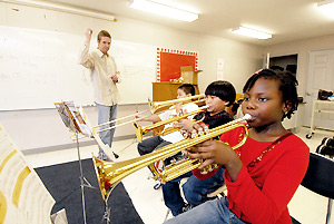Estudiantes de grados secundaris que tocan instrumentos musicales