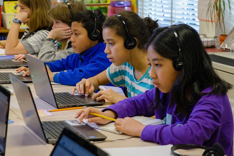 estudiantes en sus computadoras