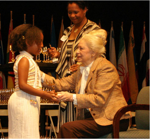 Highland View ES ESOL student receiving an award