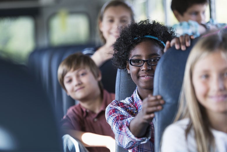 crianças no ônibus